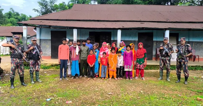 সীমান্ত দিয়ে বাংলাদেশে পাঠানো নাগরিকদের একাংশ